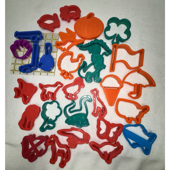 Lot of 29 Cookie Cutters Plastic Holidays Dinasour Sports Pets Animals Variety - Picture 1 of 9